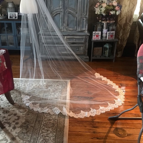 NEW Beautiful bottom lace cathedral wedding veil - Picture 4 of 5